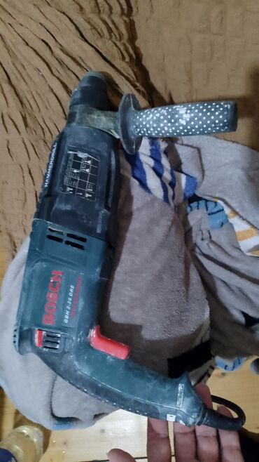 Отделочные материалы: Bosch GBH 2-26 DRE modelində fırlanan çəkic. Bu alət güclü mühərriki