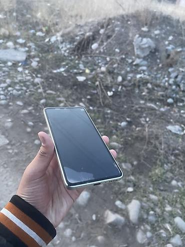 Другие мобильные телефоны: Смартфон с плоскими гранями и экраном с тонкими рамками. На дисплее — 2