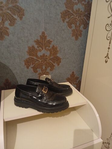 kişi üçün polubotinkalar: Qara laklı kişi loaferləri - Klassik loafer dizaynı, parlaq laklı üst