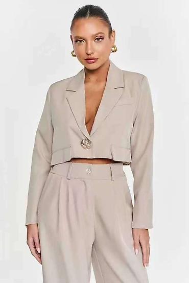 Kompleti: 💫Ženski komplet – kratki sako i široke pantalone
2500 din — 3