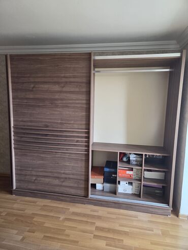 Masalar və oturacaqlar: Kupe, 3 qapılı Düz dolab, Qarderob, paltar dolabı