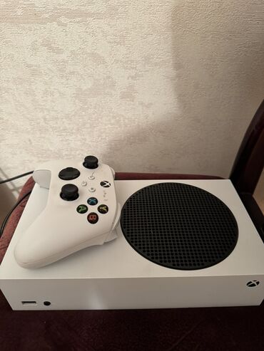 iphone 5 s plata: Ağ rəngdə Xbox Series S oyun konsolu və uyğunlaşdırılmış ağ rəngdə