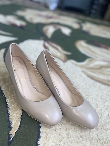 комтер: Туфли, 37, Christian Louboutin, Б/у, цвет - Бежевый, Самовывоз — 2