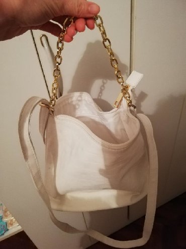 siroki kaisevi za haljine: Bela torbica, manja, ima veliki kais i mali zlatni lancic koji moze da