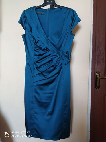 Атласное платье, очень красивый,цвет изумрудпроизводство Турция