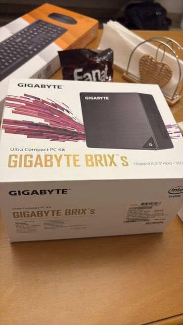 pc monitor: Gigabyte Brix S ultra-kompakt PC dəsti. Bu dəst 2.5 düymlük HDD/SSD