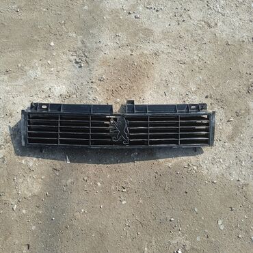Решетки радиатора: Решетка радиатора Mazda Б/у — 17