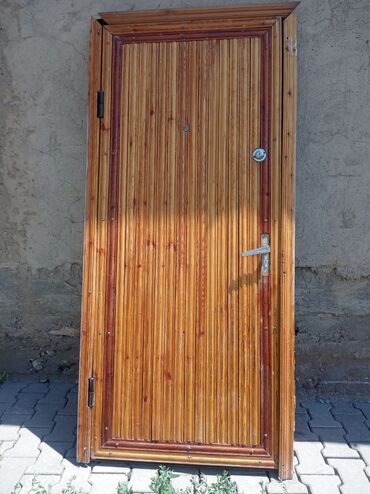 дверь металические: Входная дверь, цвет - Коричневый, Б/у, Бесплатная доставка