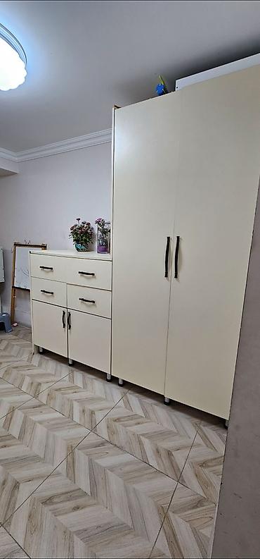 unitaz qara: Mebel dəsti – krem rəngli şkaf və komodu bitişikdi. eni 2 metr yəni — 1