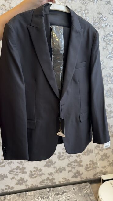 Kostyumlar: Təzə kostyum. Heç vaxt geyinilməyib. Etiketi üstündə. Ölçü uyğun — 4