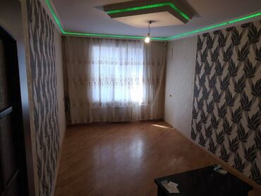 qadın canta: Yeni Günəşli AB massivində köhnə tikili binada Bravonun yanında 2