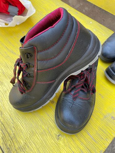 Botinkalar: Qara rəngdə uniseks təhlükəsizlik botları iş mühitində ayaqları — 3