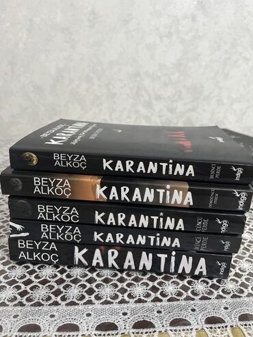 Digər kitablar və jurnallar: Beyza Alkoçun "Karantina" romanının 5 cildindən ibarət dəst. Kitablar