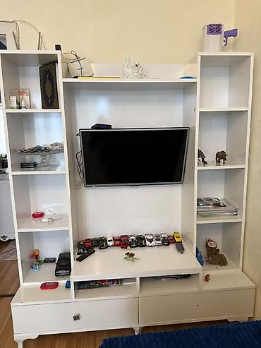 mebel stenka: Ağ rəngli TV stendi və divar rəfi kombini - Material: laminat/MDFlam — 2