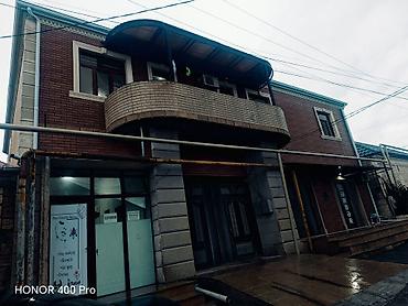 Həyət evləri və villaların satışı: Satılır: həyət evi. 6 sootda 2 ev. biri 2 mertebe. altında 3 tükan — 16
