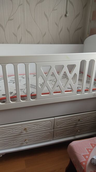 Boşqablar: Oğlan və qız üçün, Dördbucaq, Beşik, Dəstsiz, Matras ilə, Yellənmə mexanizmsiz