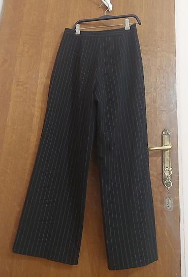 gajić majice: Stradivarius Ženske pantalone na pruge – klasičan kroj - Boja: crna — 2