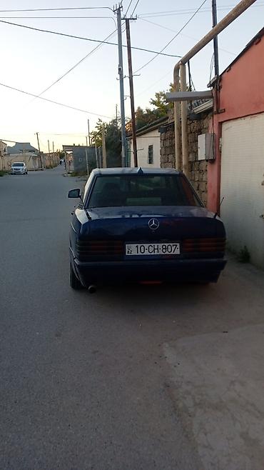 mersedes g 63: Mercedes-Benz sedan (W201 – 190 seriyası). Göy rəngli, 4 qapılı. Arxa — 1