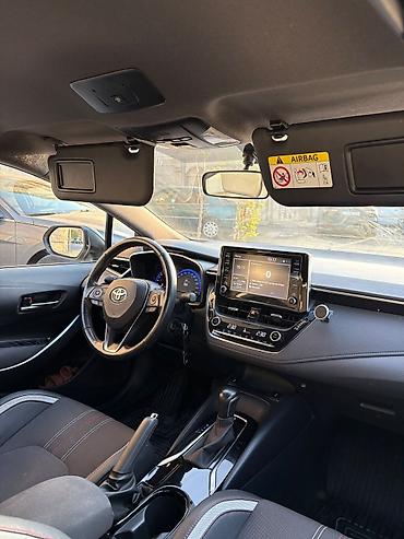 Toyota: Toyota Corolla – sedan, ağ rəng, qara dam aksenti ilə. Texniki və — 2