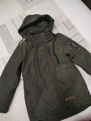 zhenskie krossovki khaki: Продаю осеннюю куртку.размер 128см