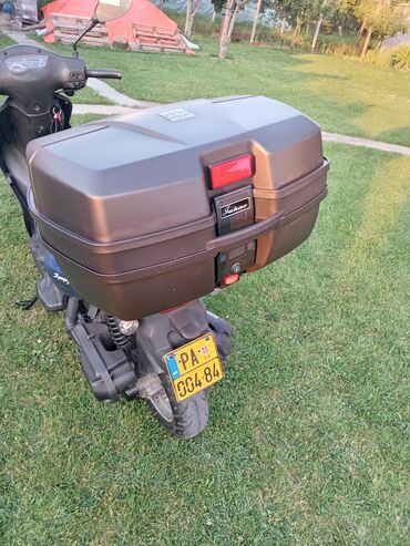 Ostali motocikli i skuteri: SYM skuter u plavoj boji, idealan za gradsku vožnju. Poseduje udobno na lalafo.rs — 8 Ostali motocikli i skuteri: SYM skuter u plavoj boji, idealan za gradsku vožnju. Poseduje udobno — 8