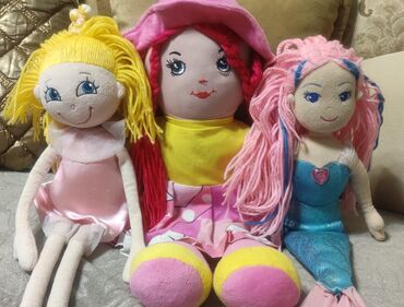 Другие товары для детей: Продам б/у мягких кукол. Высота русалки с хвостом 46см. Розовая в