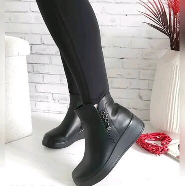 tn bele zenske: Ankle boots