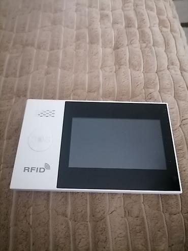 Uređaji protiv krađe: RFID GSM/Alarm kontrolna tabla sa ekranom i SOS tasterom Opis: - — 1