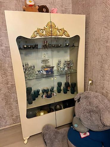 Klassik dizaynlı vitrin dolabı - Material: MDF korpus, şüşə vitrin