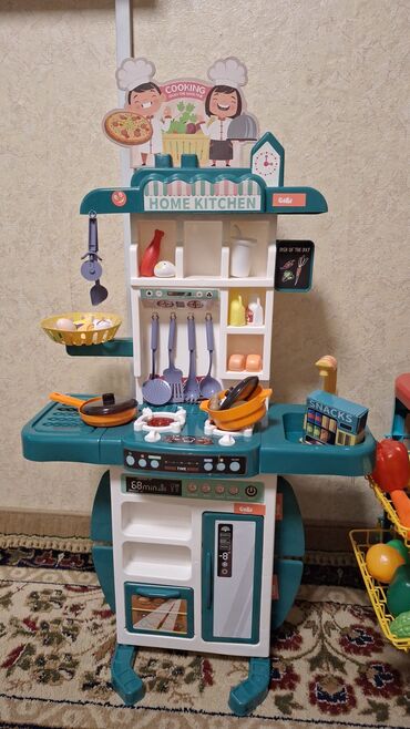 Игрушки: Продаю кухня детская игровая, высота 93 см, 67 предметов новая