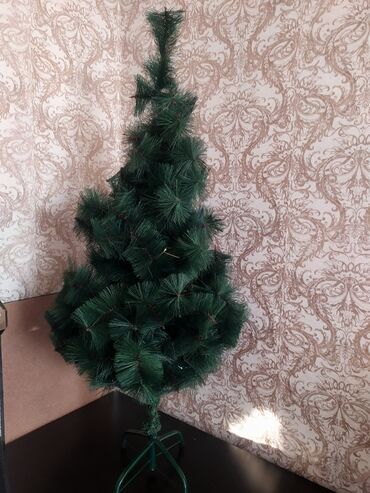 новогодние елки в бишкеке фото: Продам ёлочку новогоднюю, высота 120-150 см, немного сломана макушка