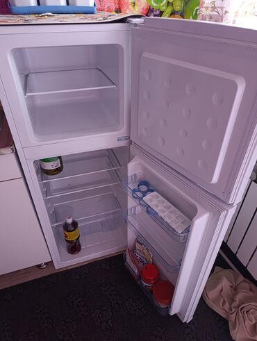 холодильник миний: Компактный двухкамерный холодильник с верхней морозильной камерой