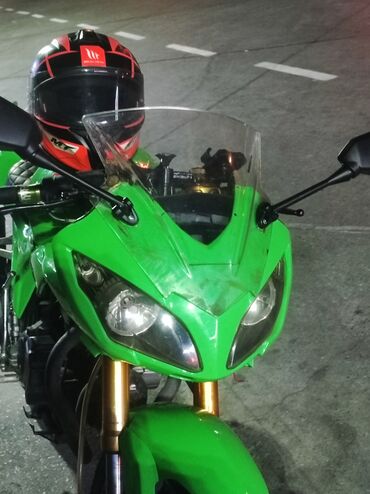 moped 80cc: Yaşıl rəngli sport/naked üslublu motosiklet Xüsusiyyətlər: - İkiqat