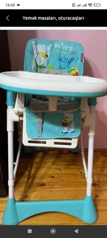 Mavi rəngli, ağ çərçivəli uşaq yemək stulu. Stulun arxa hissəsində və