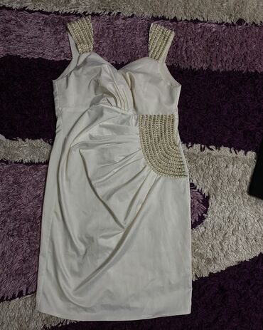 Kokteyl donlar: Ağ rəngdə zərif kokteyl/gecə geyimi. - Düz kəsimli, dizə qədər