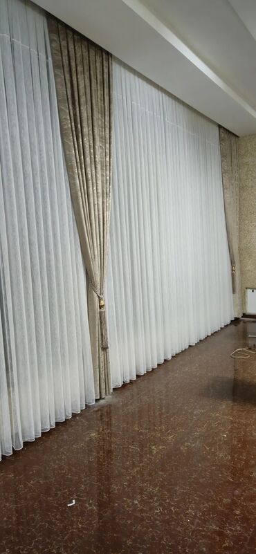 Pərdə və tüllər: Pərdələr otağa zəriflik və rahatlıq gətirir. Klassik üslubda dizayn — 9