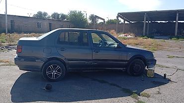 два авто: Volkswagen Vento: 1993 г., 1.8 л, Механика, Бензин, Седан — 5