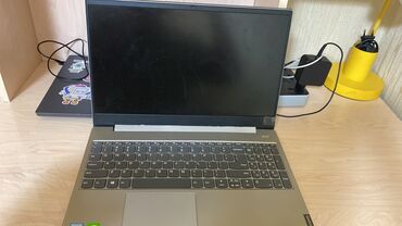 Noutbuk və netbuklar: Lenovo brendinə məxsus noutbuk. Boz rəngdədir və klaviatura hissəsində