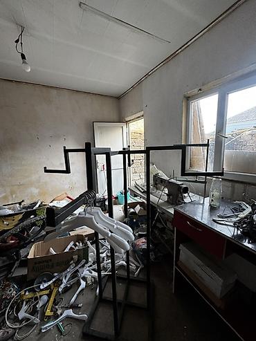 Оборудование для магазинов: Metal konstruksiyalı, qara rəngli paltar asılqanı. Bu mərtəbəüstü — 4