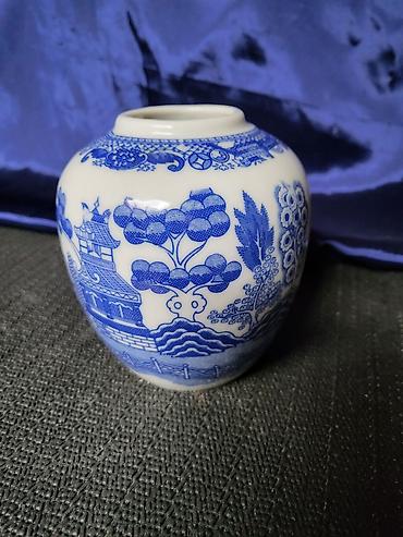 Vaze i saksije: Vaza nova Blue Willow,porcelanska 1950g+. Porcelanska nova,holandska — 9