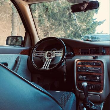 Iran Khodro: İran Khodro Samand (sedan), qara rəng. Xüsusiyyətlər: - Kuzov: 4 — 10