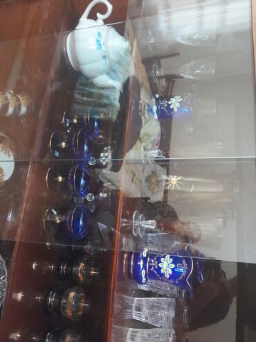 zerif cay: Büllur və porselen süfrə dəsti - Şüşə vitrində saxlanılan müxtəlif