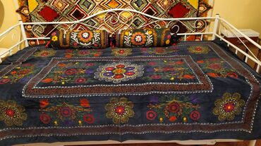 Άλλα αντικείμενα για το σπίτι: Ένα κάλυμμα κρεβατιού και δύο μαξιλάρια. Κεντημένο σε παραδοσιακό — 2