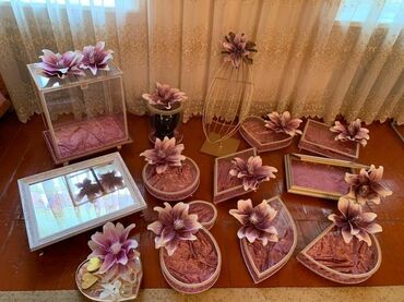 Xonça: Bənövşəyi güllərlə bəzədilmiş, müxtəlif formalı və ölçülü nişan