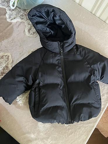topdan paltar: Uşaq üçün qara rəngli şişmə qış gödəkçəsi - Model: kapüşonlu, ön — 1