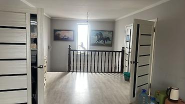 Үйлөр: Продаю дом ж/м Биримдик Кут. 2-этажа, площадь 210м². Дом 1.5 кирпича — 10