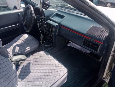 моно впрыск 1 8: Автомобиль Audi 80 с четырехдверным кузовом седан. Салон выполнен в