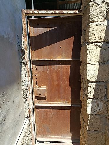 Dəmir qapı - Material: qalın metaldan hazırlanmış, möhkəm