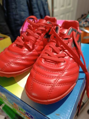 Кроссовки и спортивная обувь: Продаю футбольные бутсы . 33 размер в отличном состоянии . всего