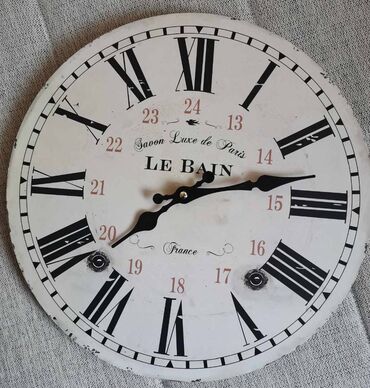 slika sa postoljem: Wall clock